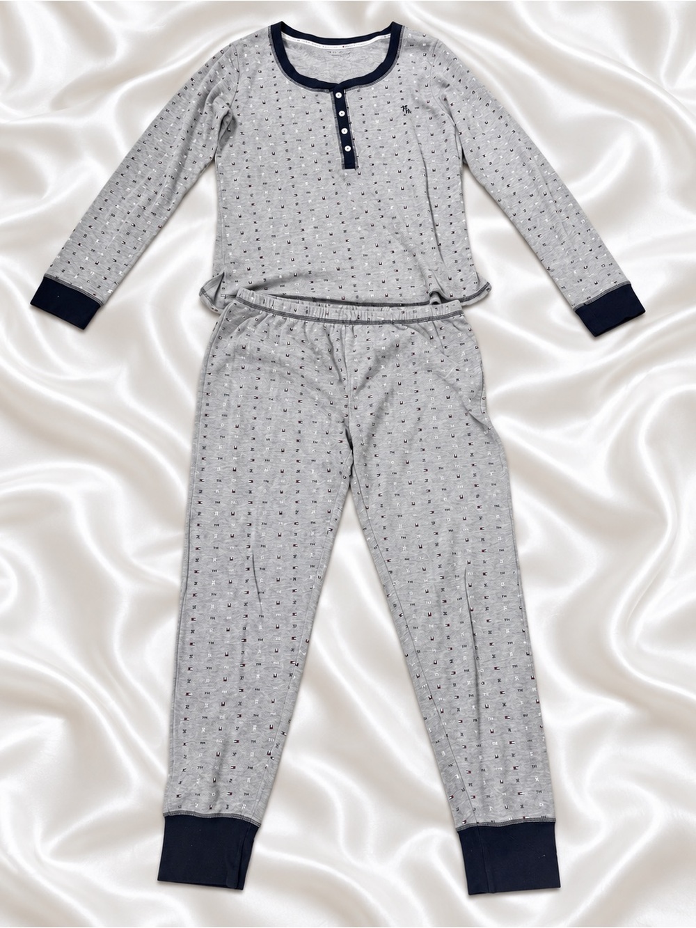 Tommy Hilfiger Women’s M Gray Logo 2-Piece Pajama Set Henley Pants